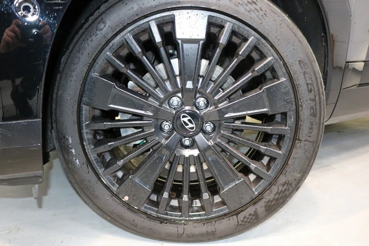 Hyundai Santa Fe 1.6 PHEV 4WD Premium - Image 3