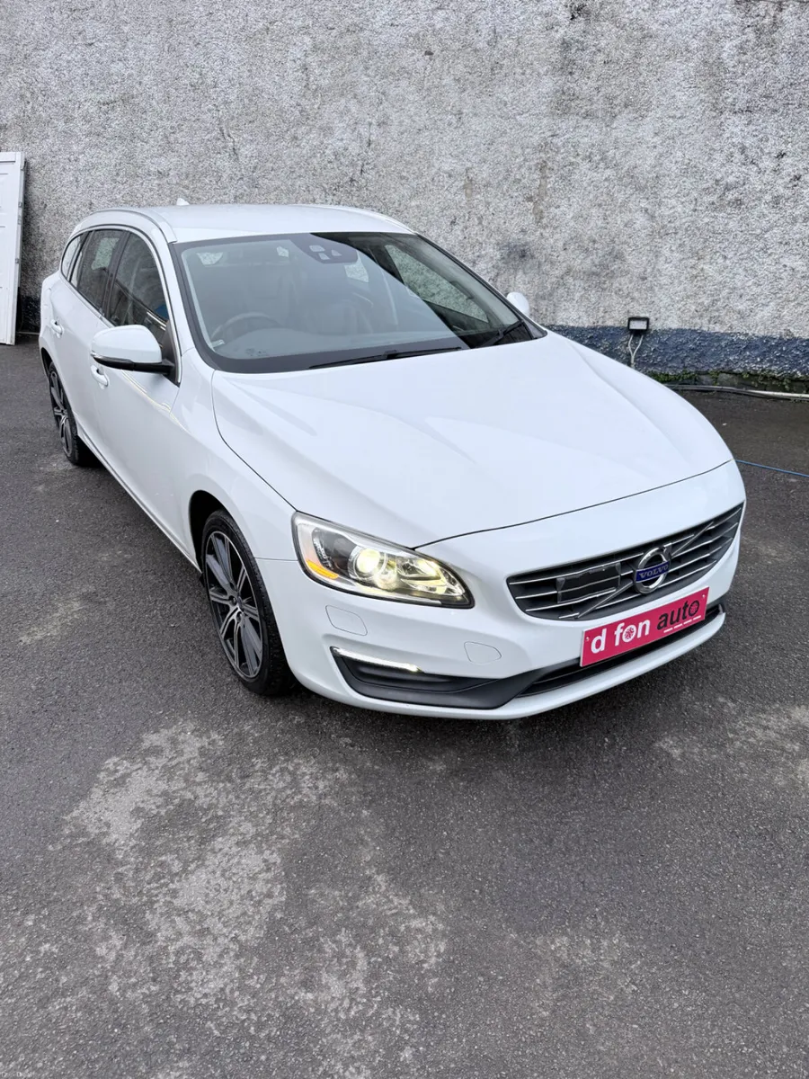 Volvo V60 2.0 Petrol SE LUX AUTO LOW KMS - Image 2