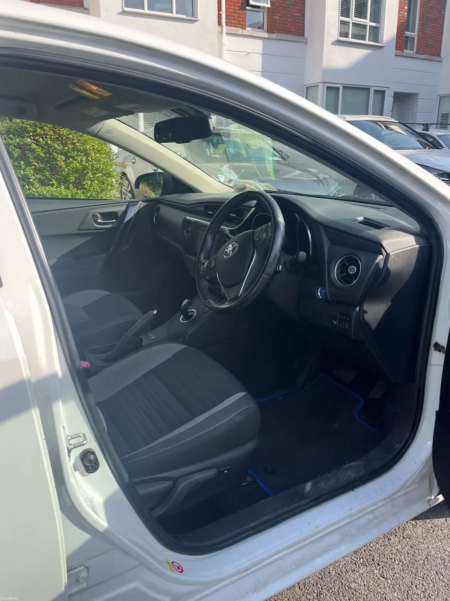 161 Toyota Auris Sol Hybrid Auto | High Spec | 94k - Image 2