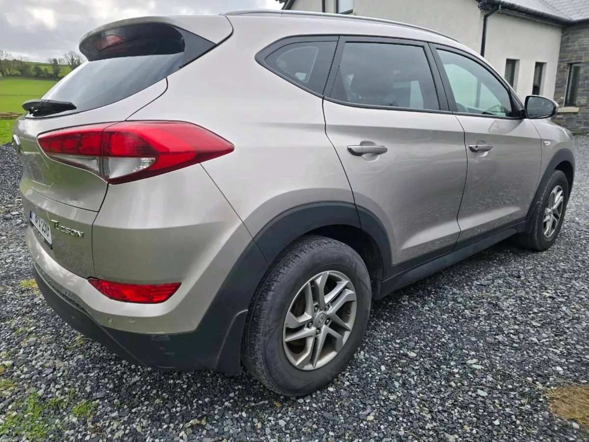 HYUNDAI TUSCON - Image 4