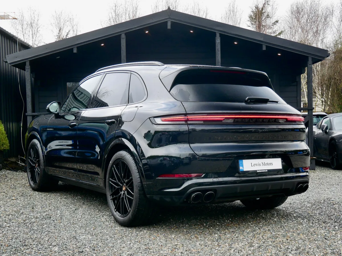2025 Porsche Cayenne E-Hybrid - Image 4