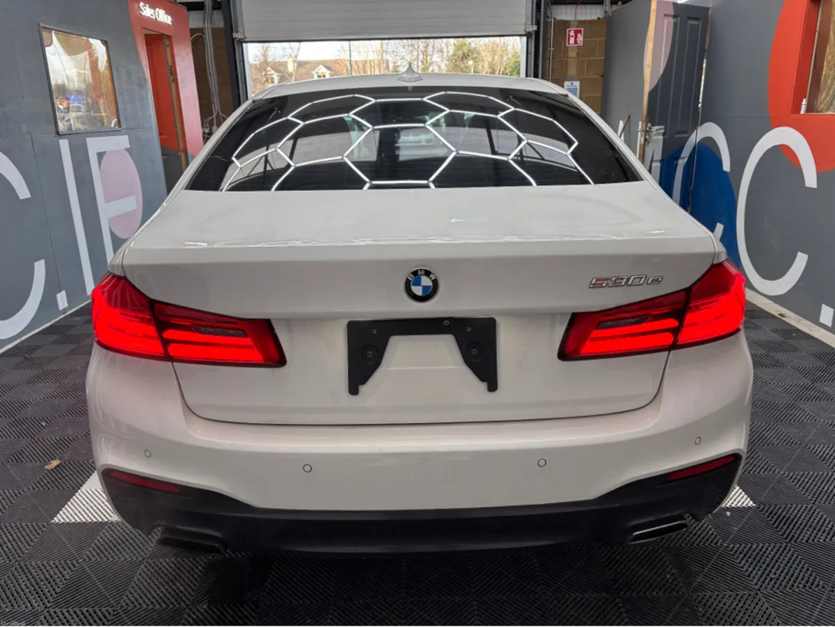 BMW 5-Series 530e - M-sport - Sunroof - 360 Camera - Image 3