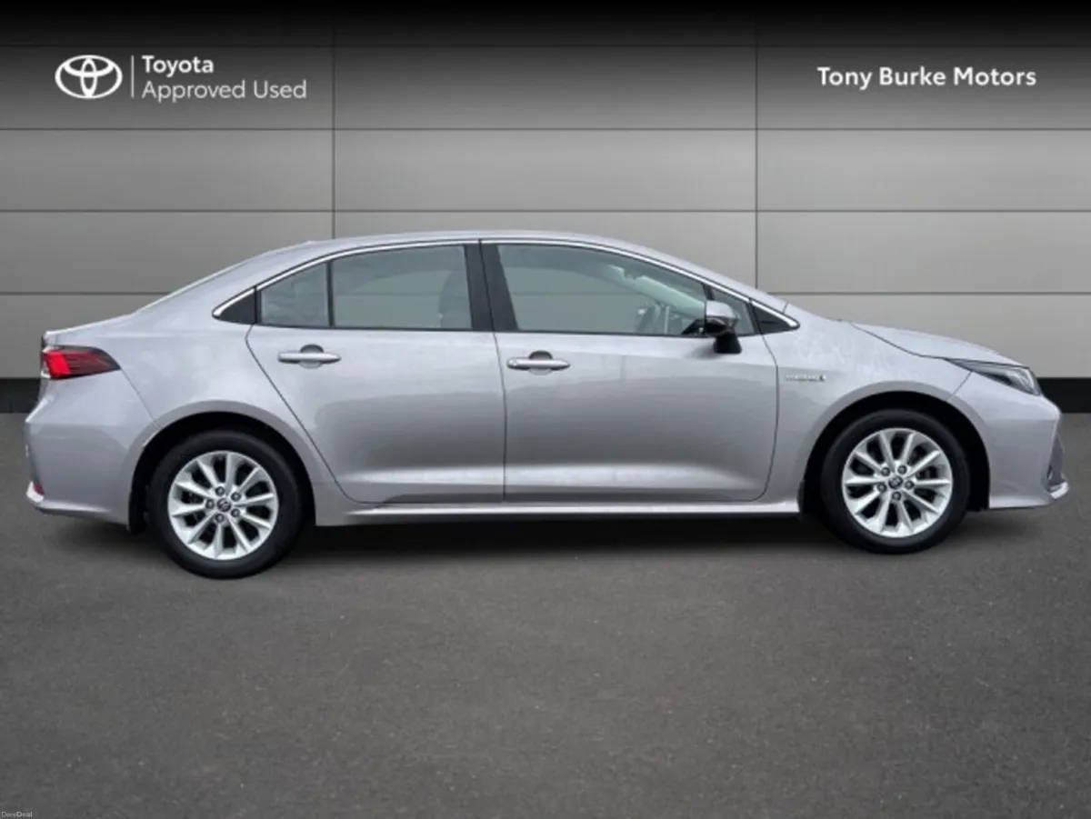 Toyota Corolla Saloon - Luna Edition - 1.8 Hybrid - Image 3