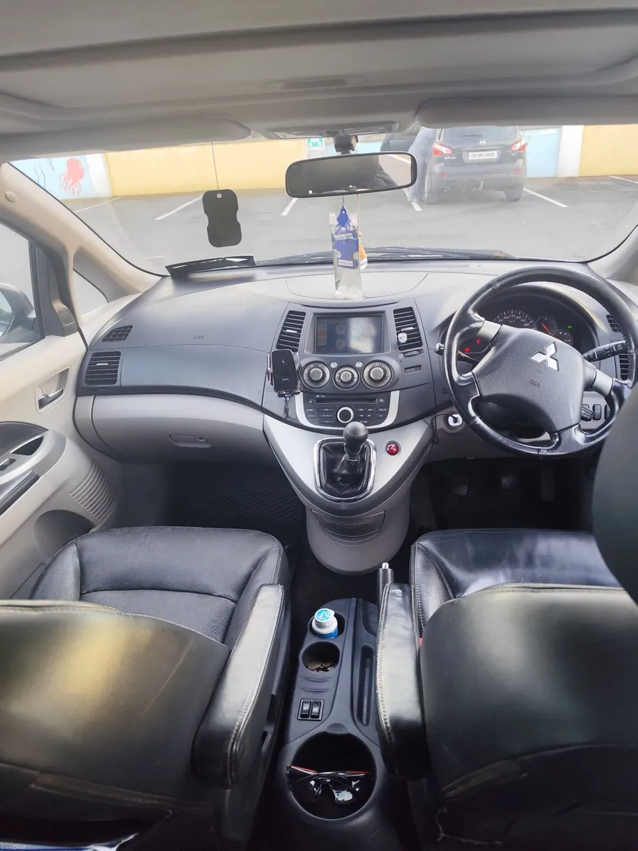 Mitsubishi Grandis 2009 - Image 4