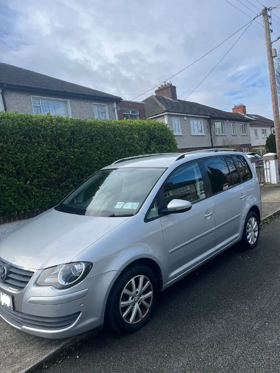 Volkswagen Touran 2010 - Image 1