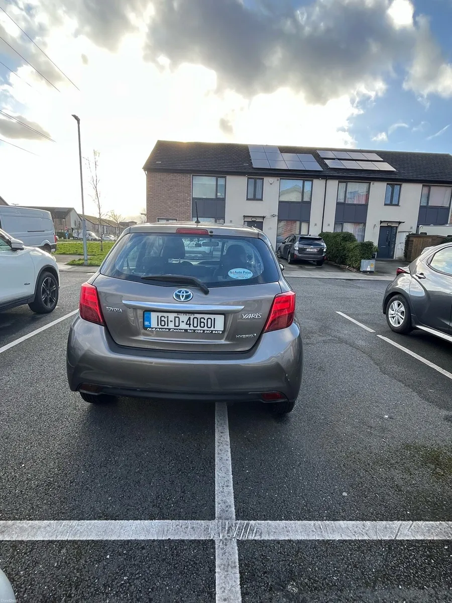 2016 Toyota Yaris Hybrid - Image 3