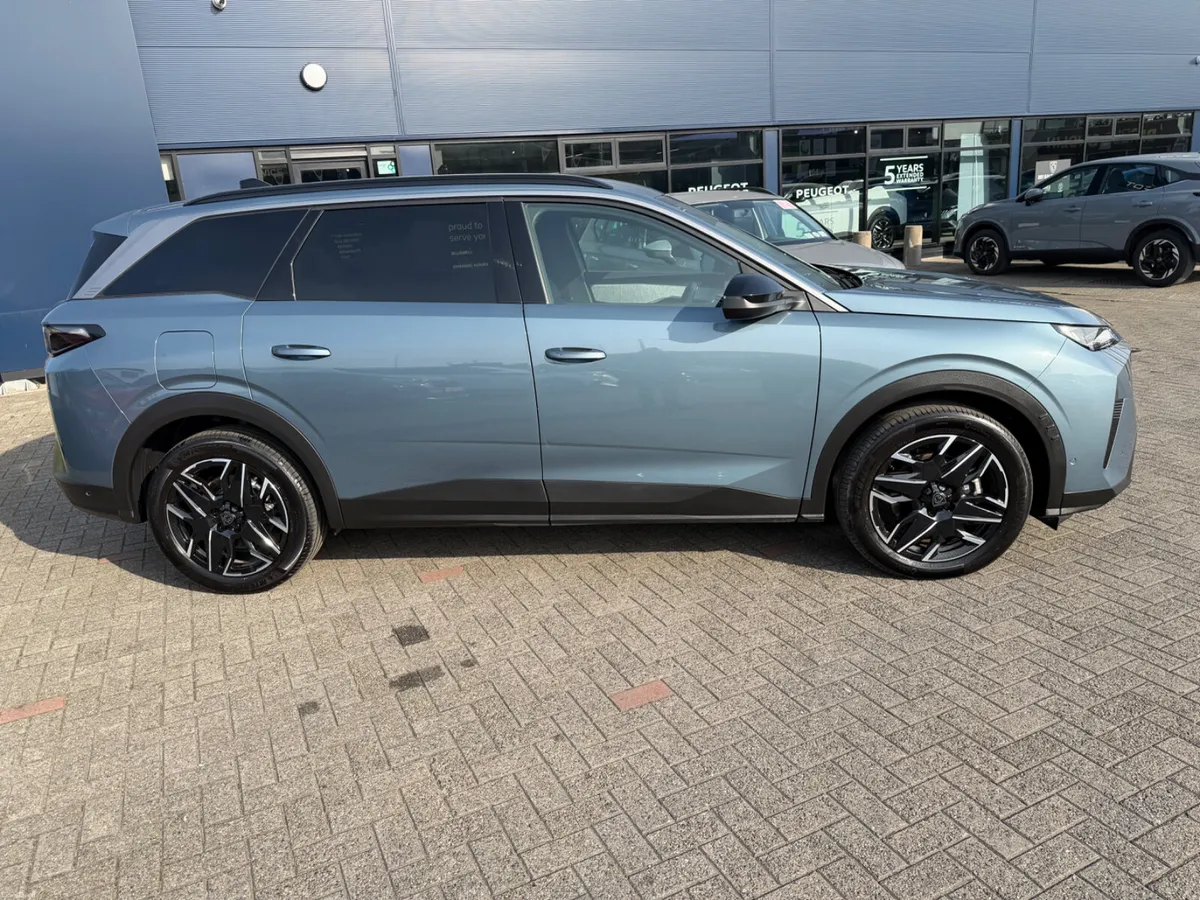 2025 Peugeot 5008 Allure Hybrid - Image 3