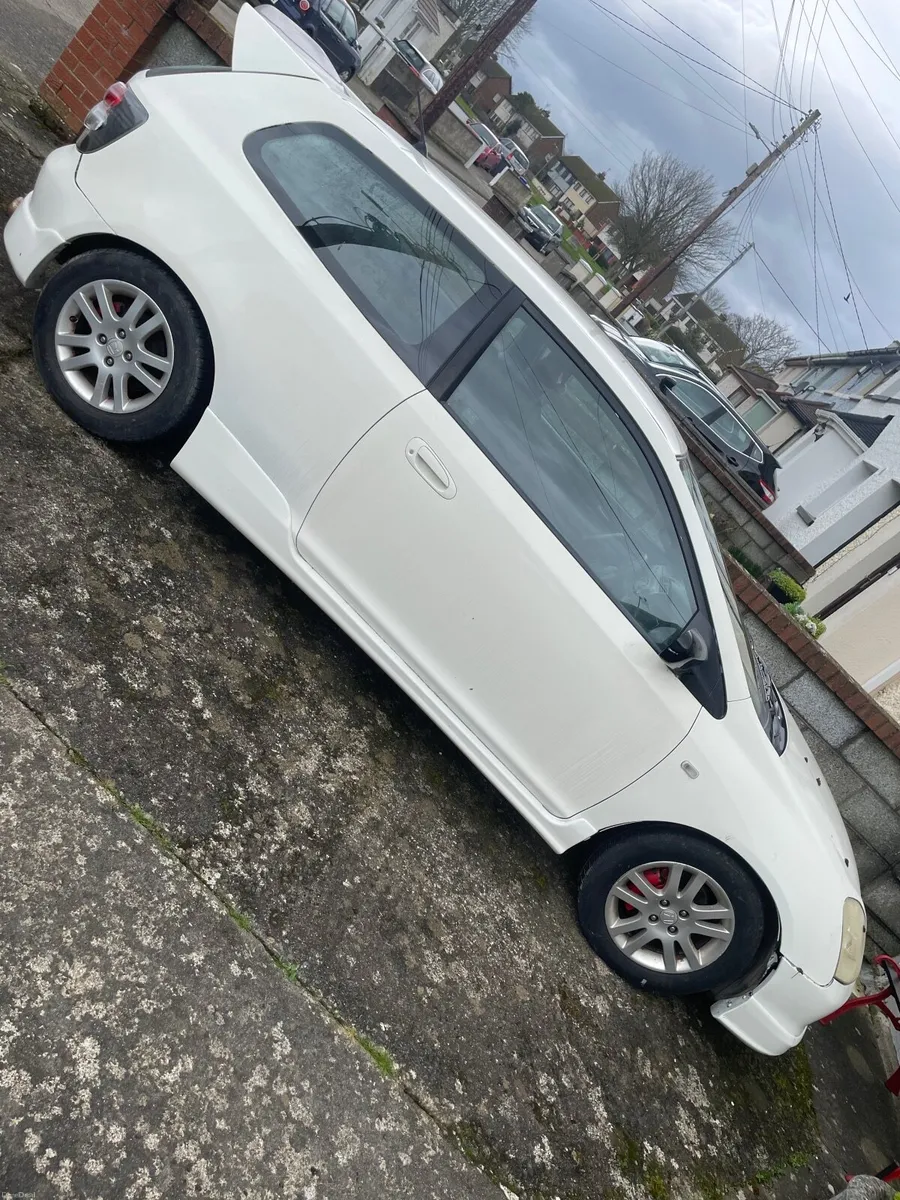Honda Civic 2004 - Image 2