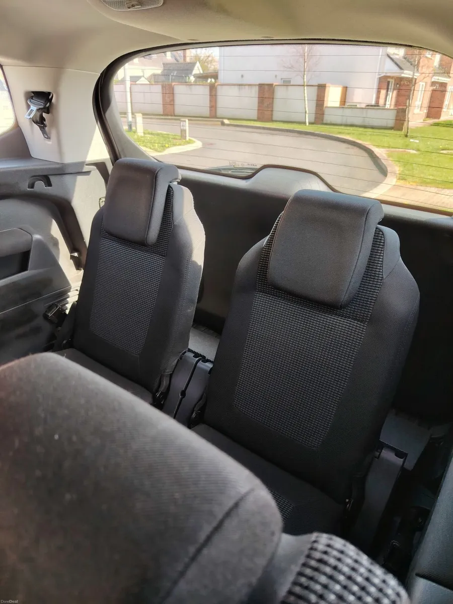 Peugeot 5008 2011 - Image 2