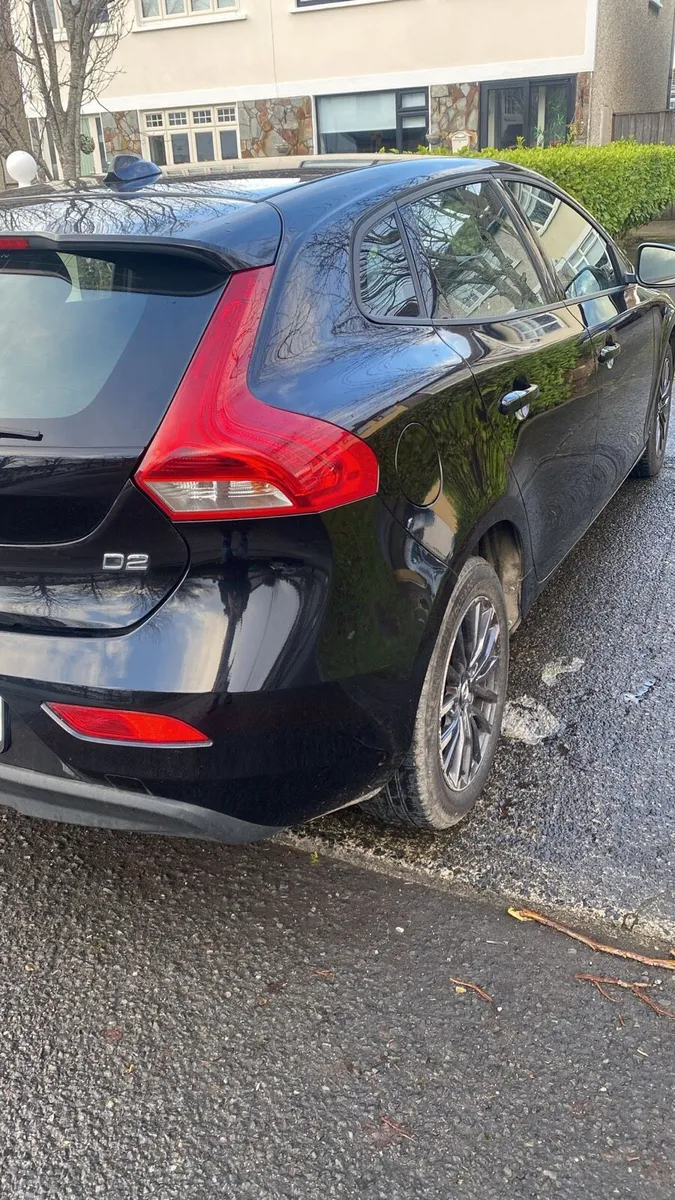 2017 Volvo v40 - Image 3