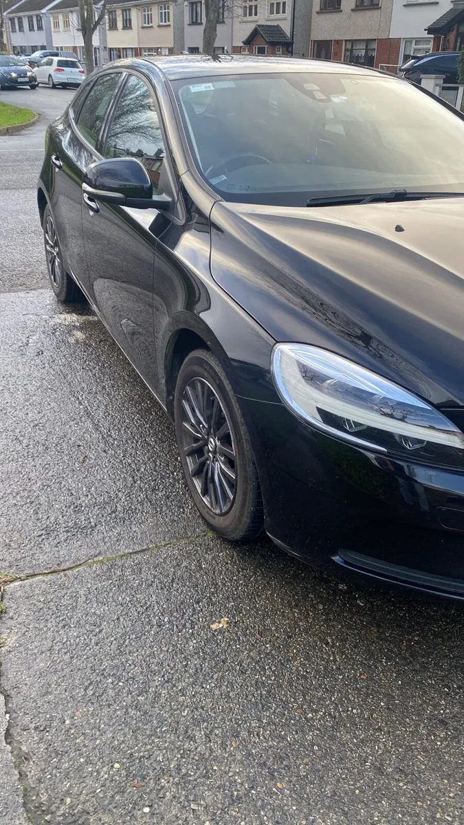 2017 Volvo v40 - Image 1