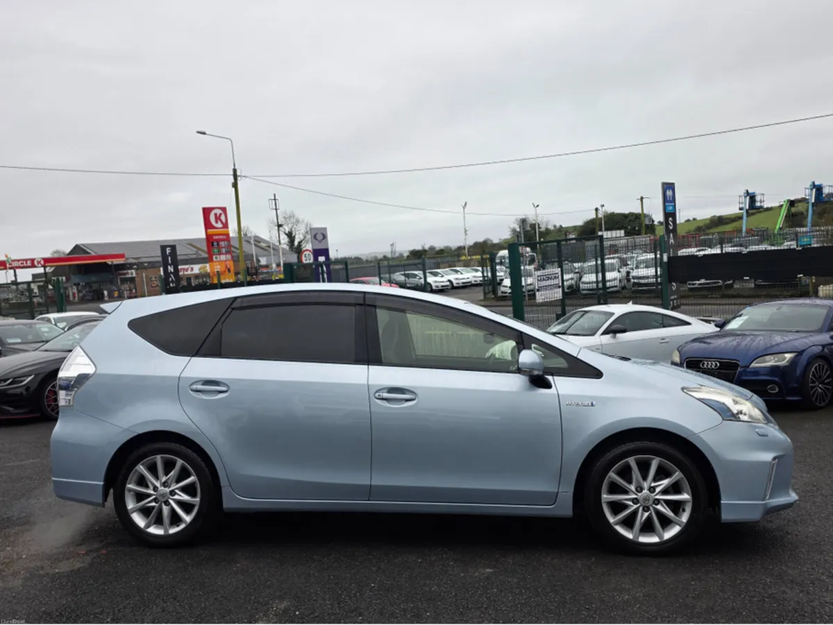 Toyota Prius ONLY 25,445KM ! 7 SEATER SELF CHARGIN - Image 4