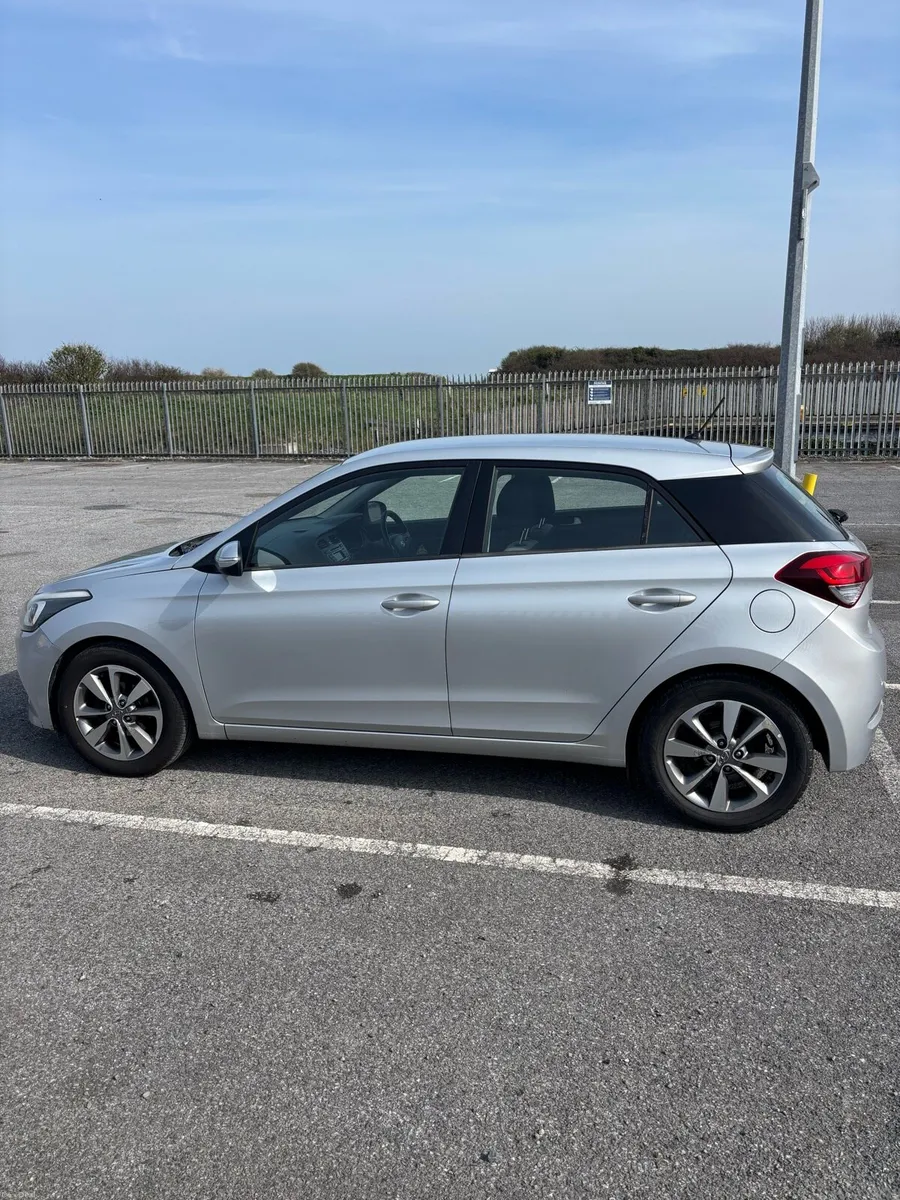 Hyundai i20 deluxe - Image 3