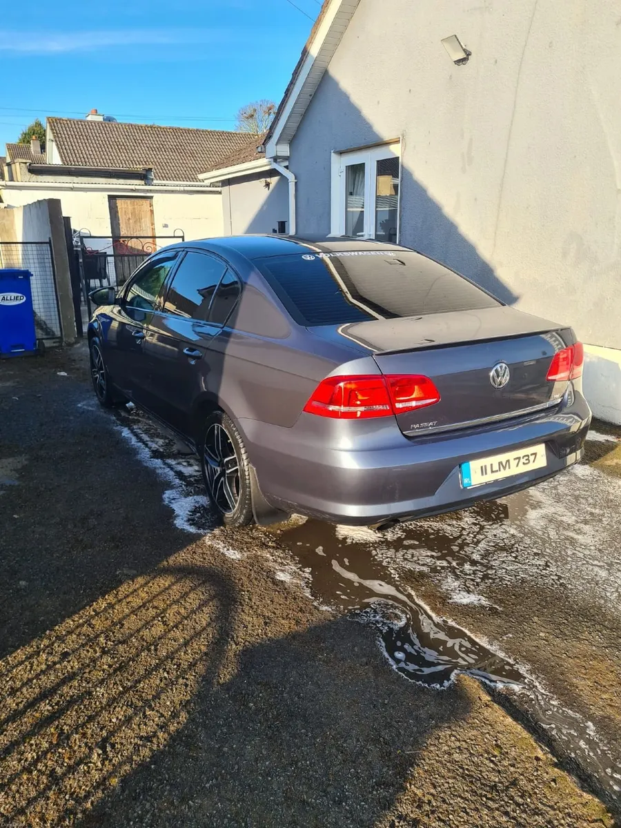 Volkswagen Passat 2011 - Image 2