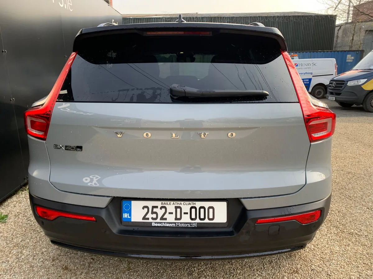 2025 VOLVO EX40 TWIN MOTOR ULTRA EV - Image 4