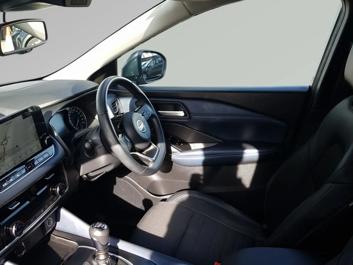 Nissan Qashqai 1.3 PET MILD HYBRID SV PREMIUM **€3 - Image 4