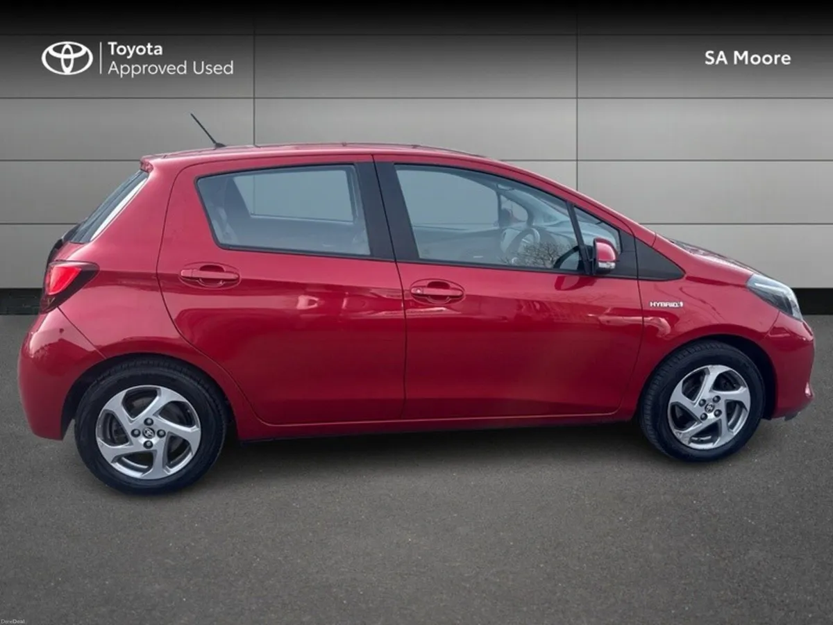 Toyota Yaris HYBRID LUXURY - Image 3