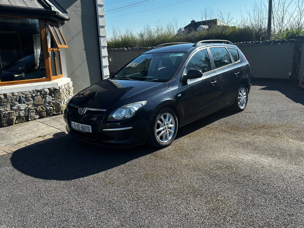 10 Hyundai i30 estate - Image 1