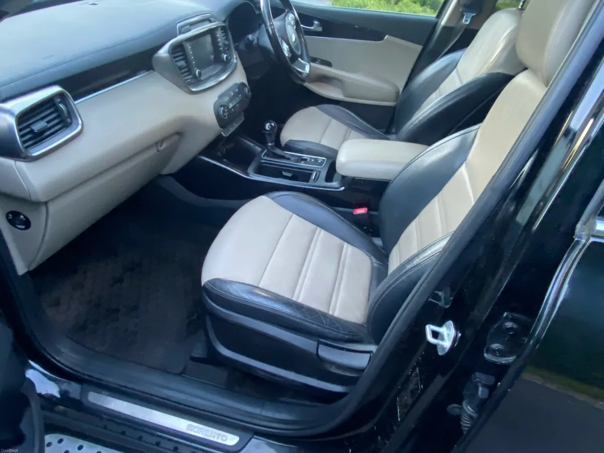 Kia Sorento 7 seat auto AWD **trade-in welcome** - Image 6