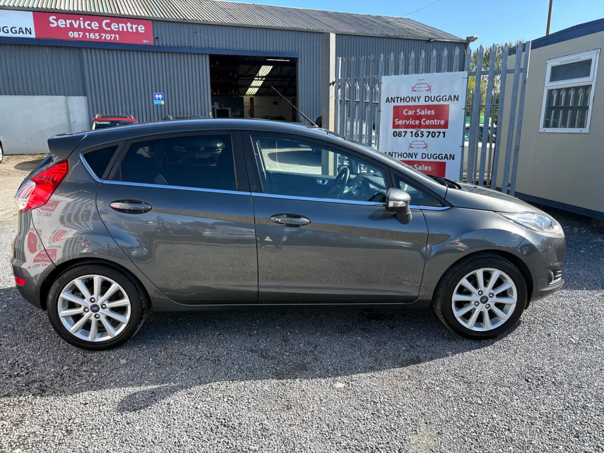 2017 Ford Fiesta titanium - Image 2