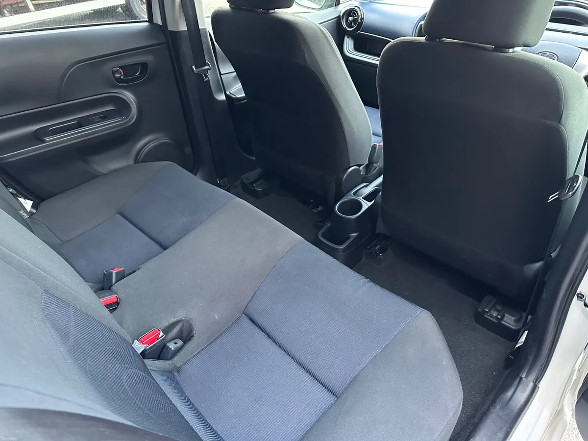 Automatic Toyota Hybrid Aqua - Image 6