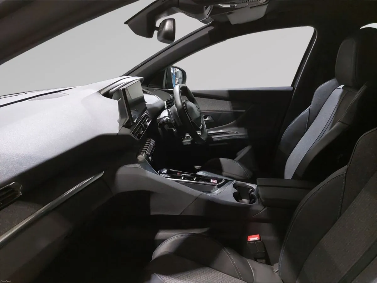 Peugeot 3008 1.2 PureTech 130bhp Auto 6.4 Allure - Image 3