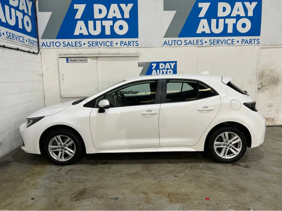 Toyota Corolla LUNA H/B 4DR AUTO HYBRID - Image 4