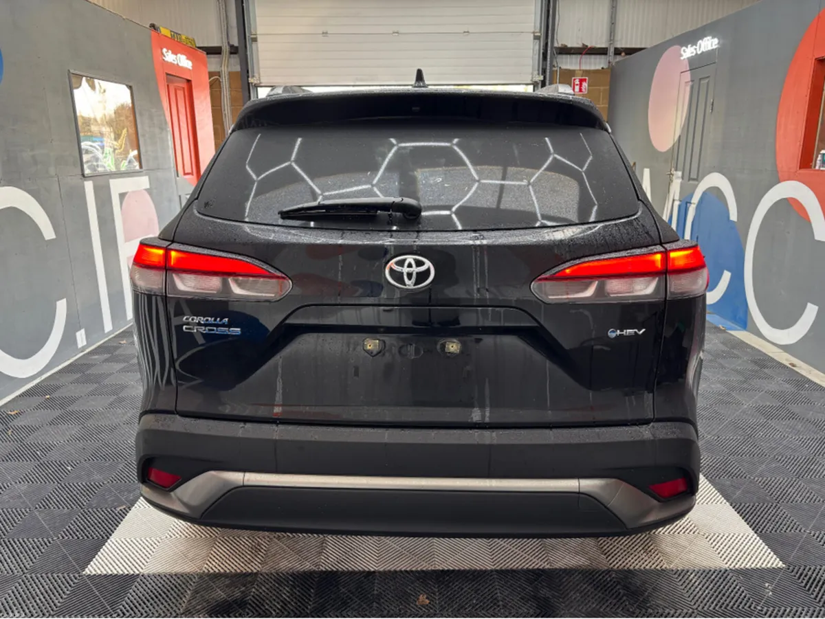 Toyota Corolla Cross €32950! 2024 Corolla Cross He - Image 3