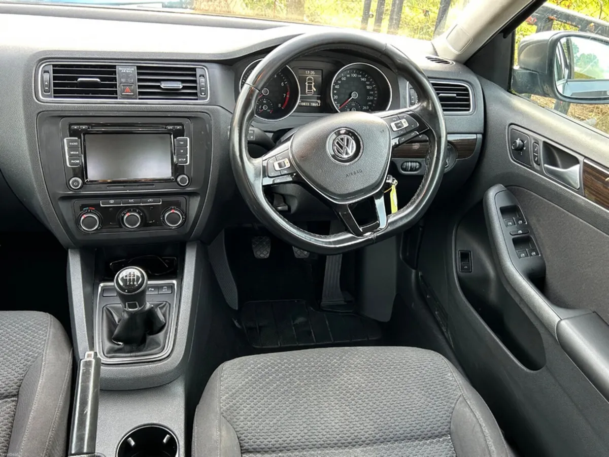 Volkswagen Jetta CL 1.2 TSI MANUAL 6SPEED FWD 105H - Image 6