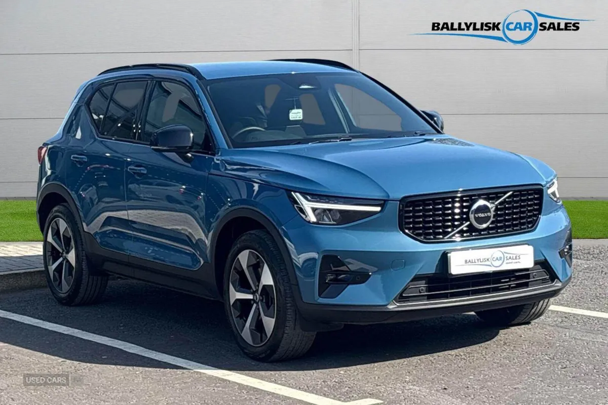 Volvo XC40 2.0 B4 197PS Plus Dark Petrol Hybrid Au - Image 1