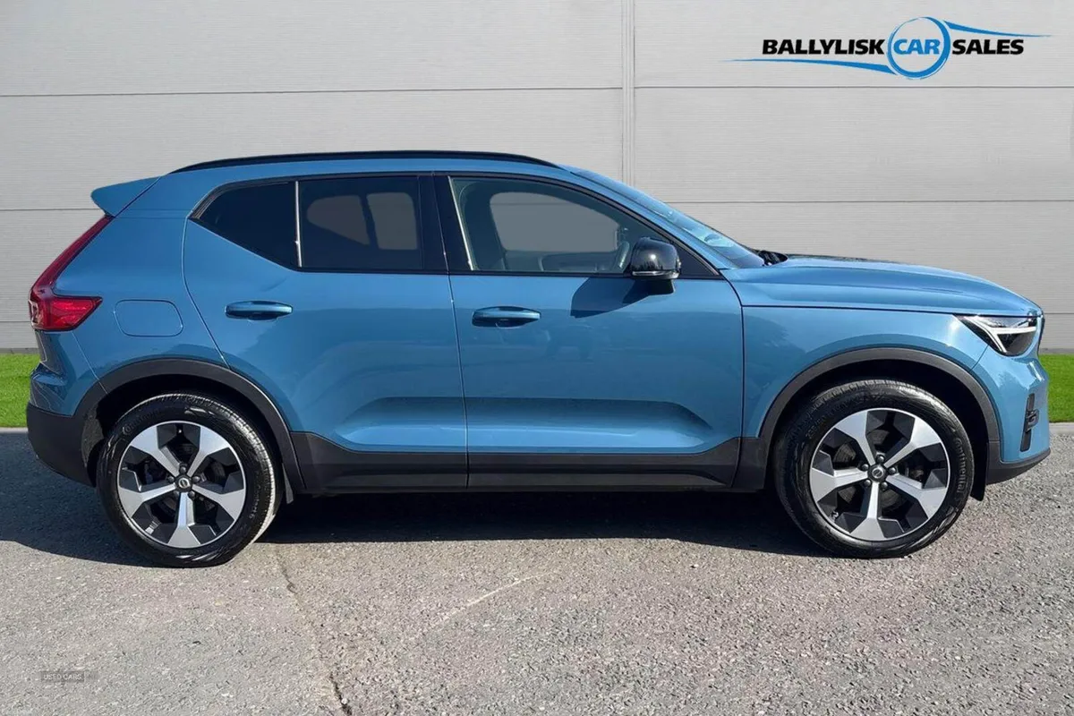 Volvo XC40 2.0 B4 197PS Plus Dark Petrol Hybrid Au - Image 3