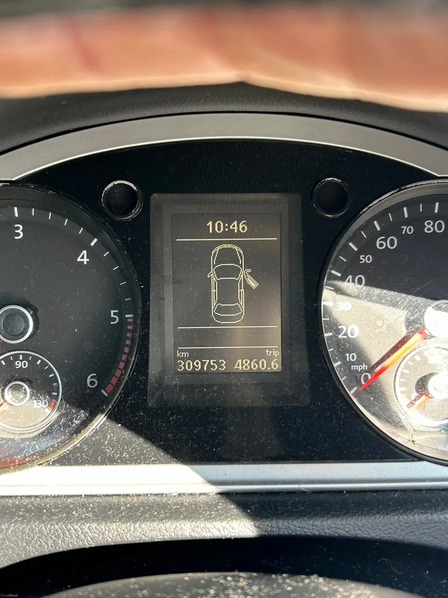 Volkswagen Passat 2011 - Image 2