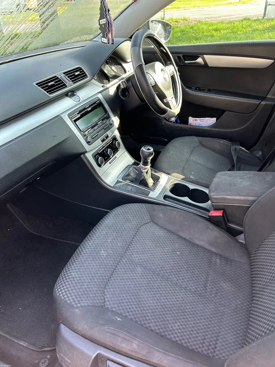 Volkswagen Passat 2011 - Image 4