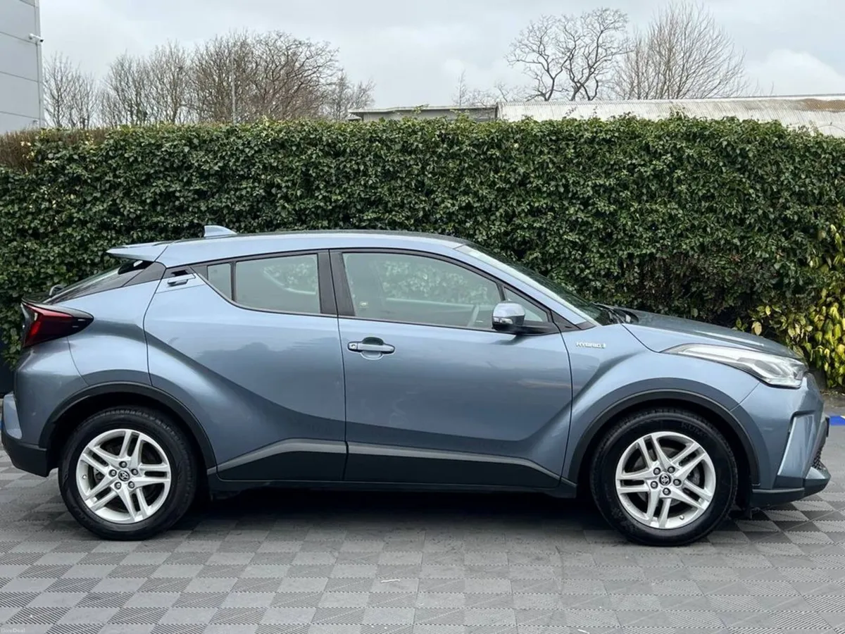 Toyota C-HR LUNA 1.8 HYBRID // REVERSE CAMERA // D - Image 2