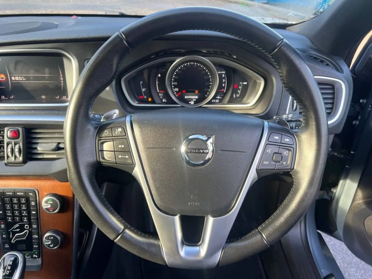 Volvo V40 D4 2.0 D // REVERSE CAMERA // LEATHER PO - Image 4