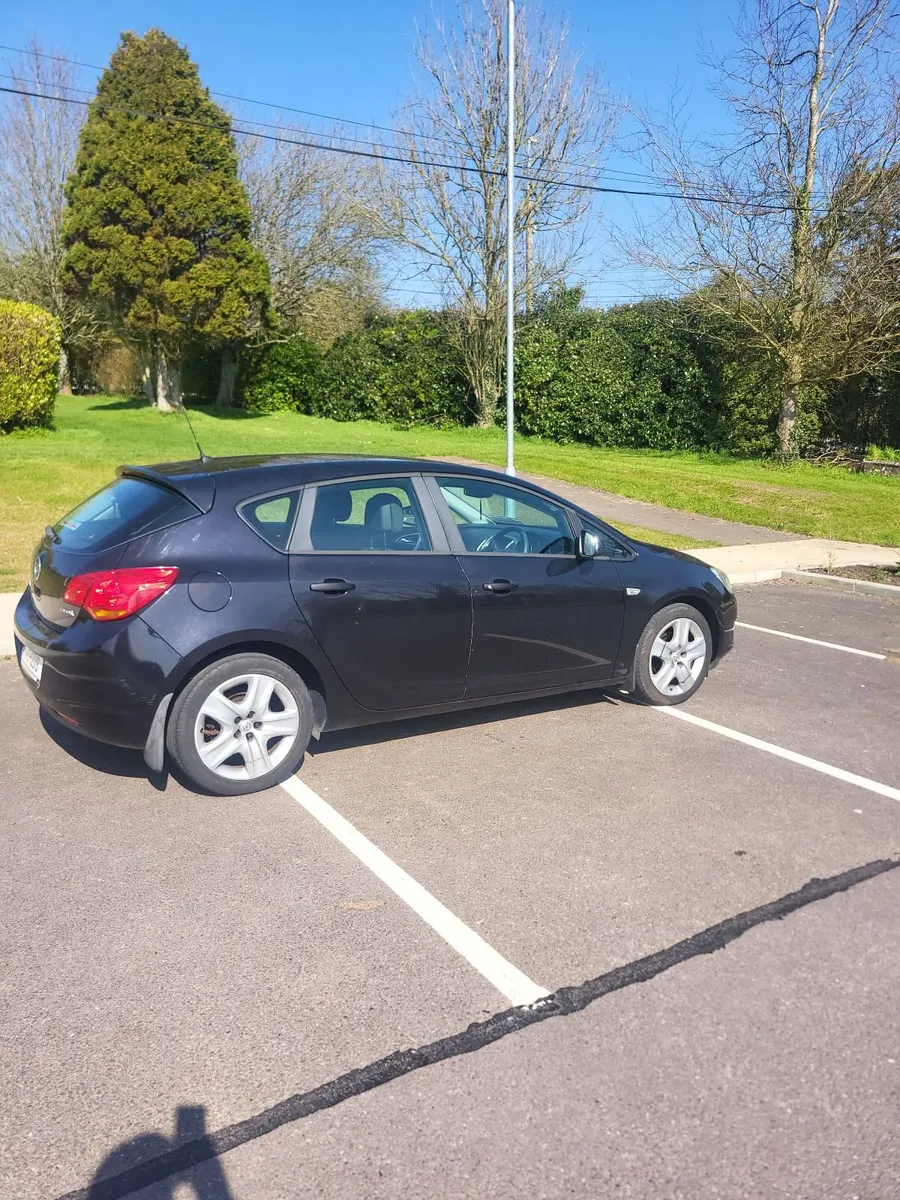 Opel Astra 2011 - Image 1