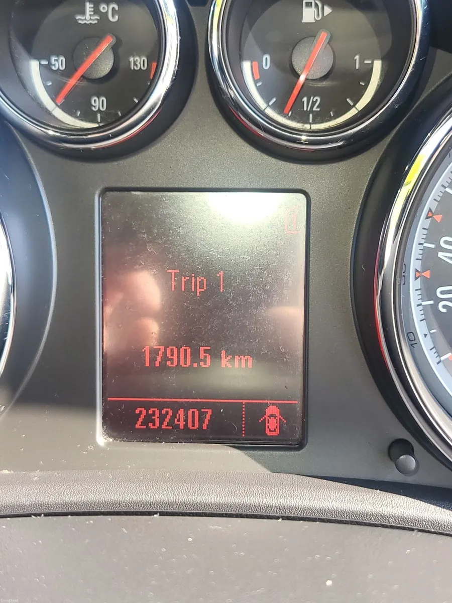 Opel Astra 2011 - Image 2