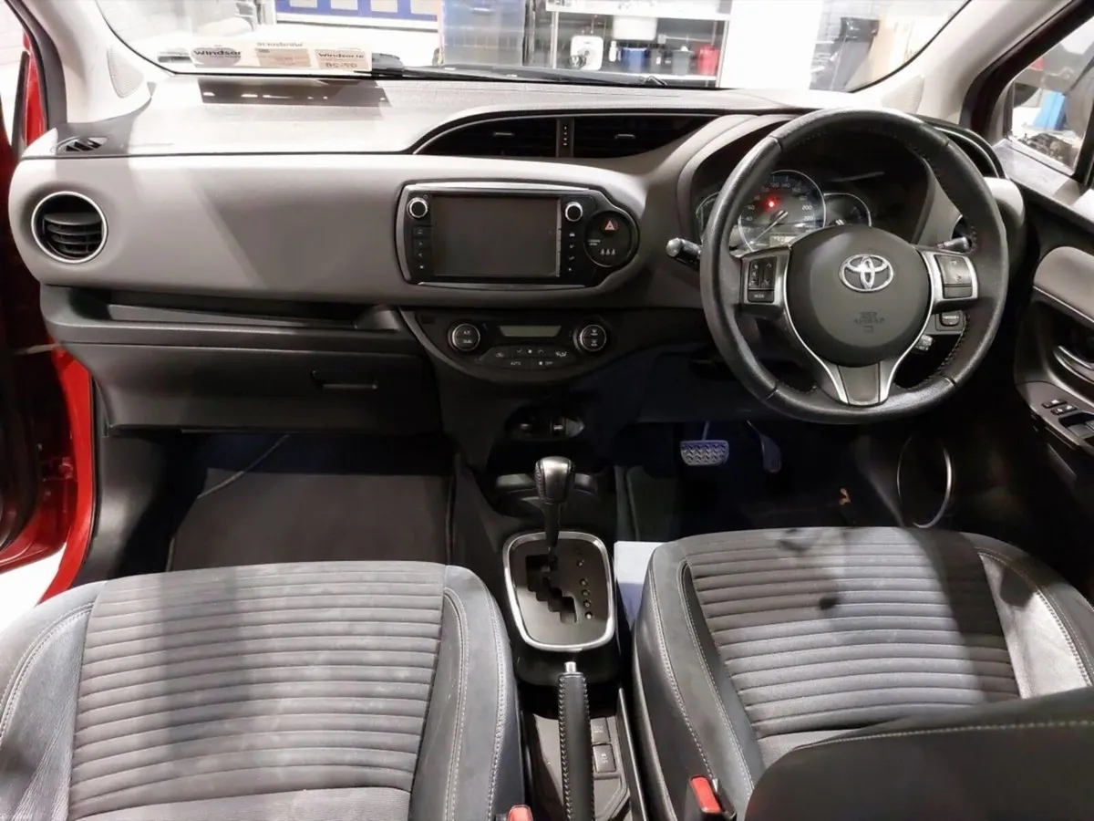 Toyota Yaris Hybrid Luxury - Image 3