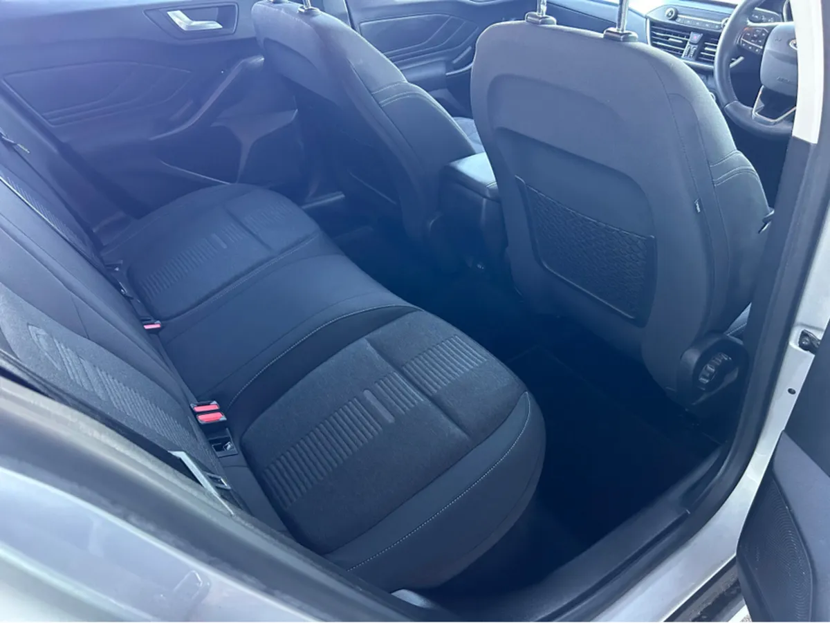 Ford Focus 1.0T 125 5DR - Image 3