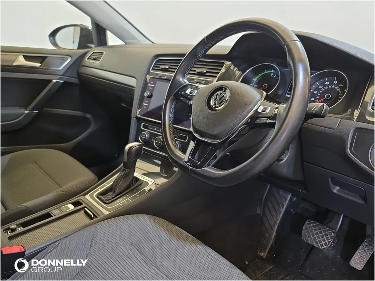 Volkswagen Golf Electric Hatchback e- - Image 4