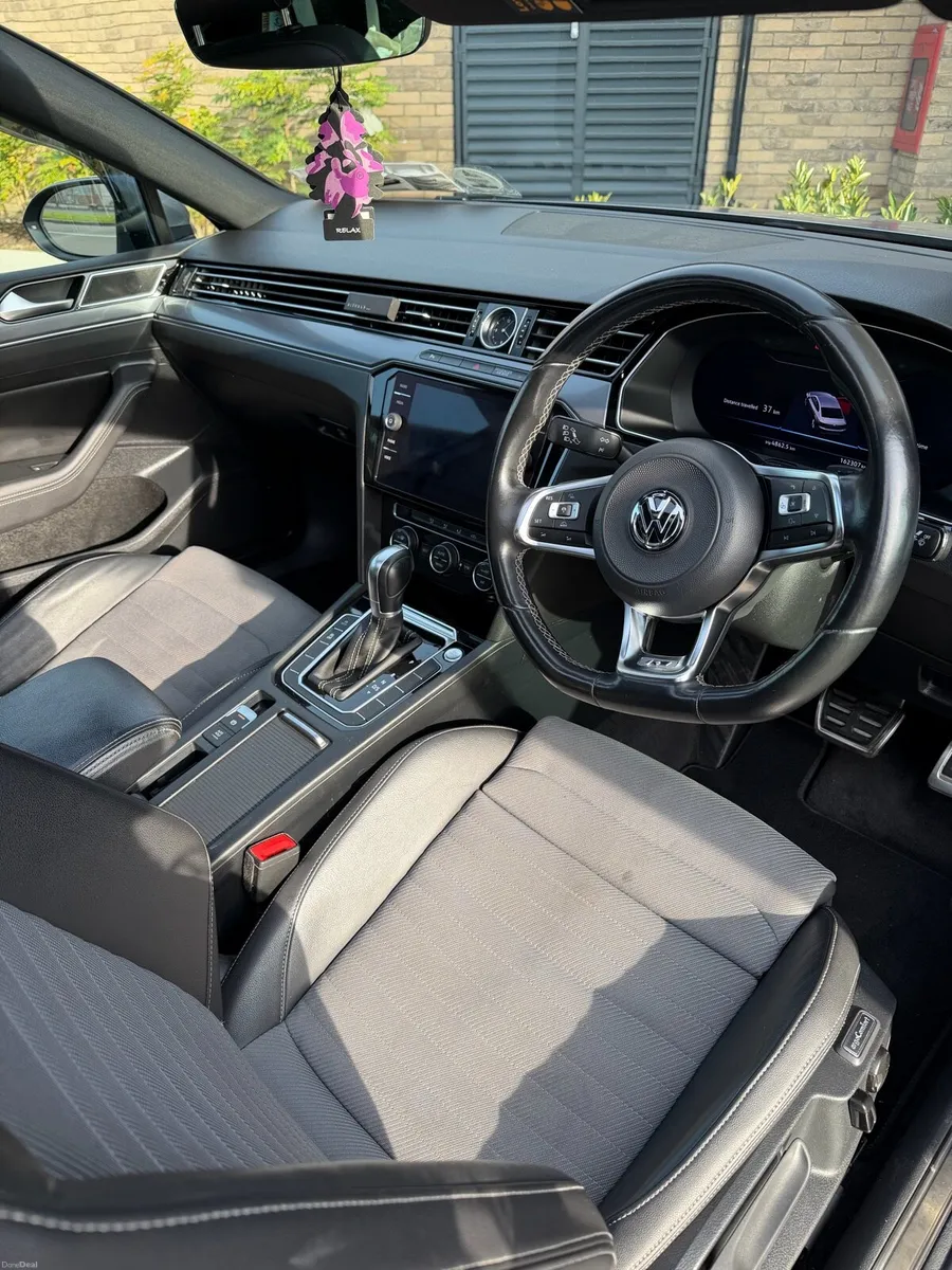 R-Line Volkswagen Passat - Image 4