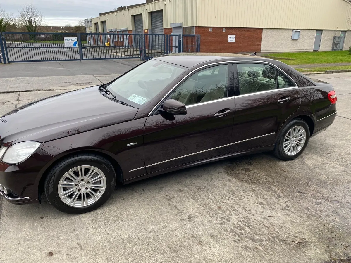 Mercedes-Benz E-Class 2011 - Image 2