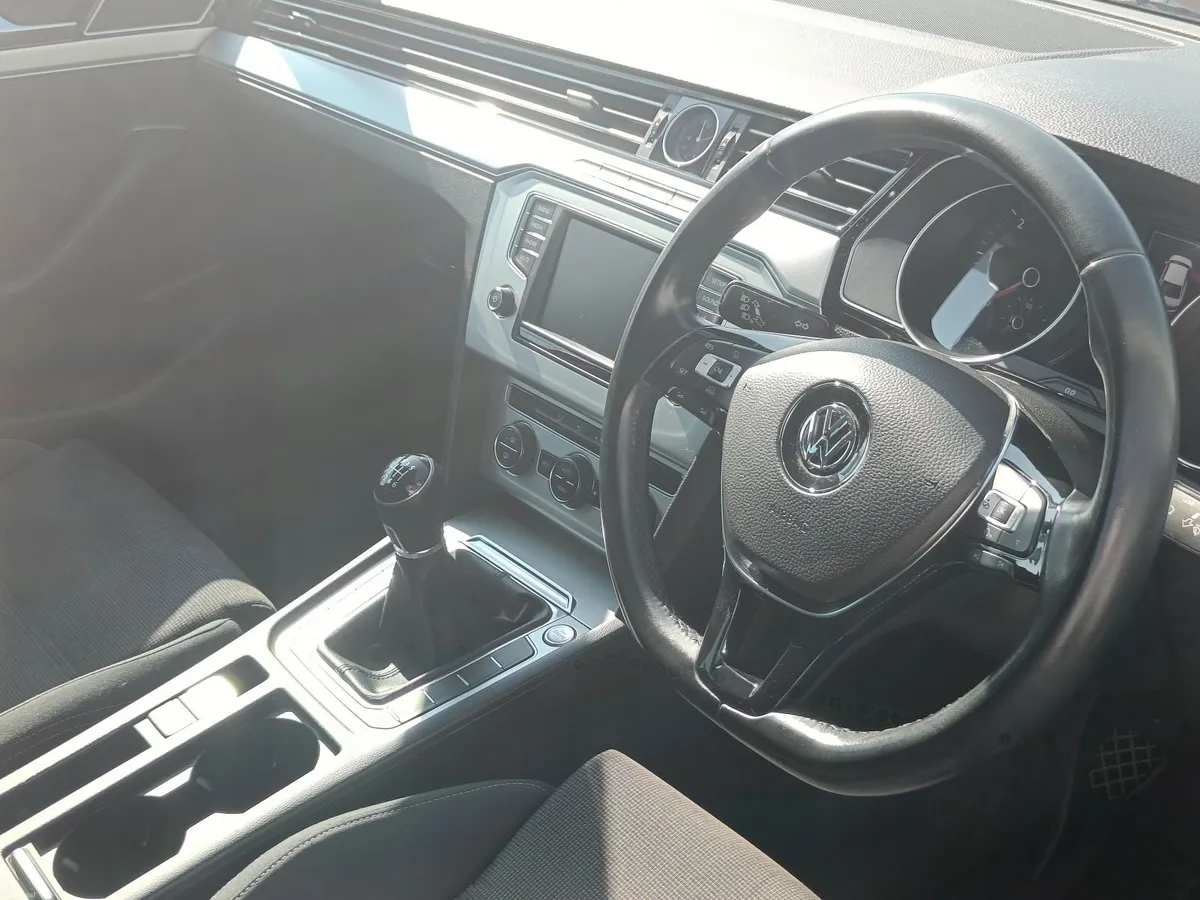 Volkswagen Passat 2016 - Image 2