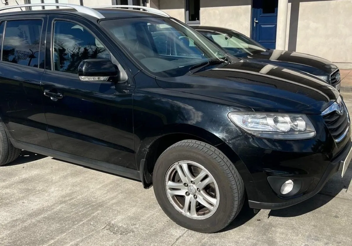 Hyundai Santa Fe 7 Seater 2011 - Image 2