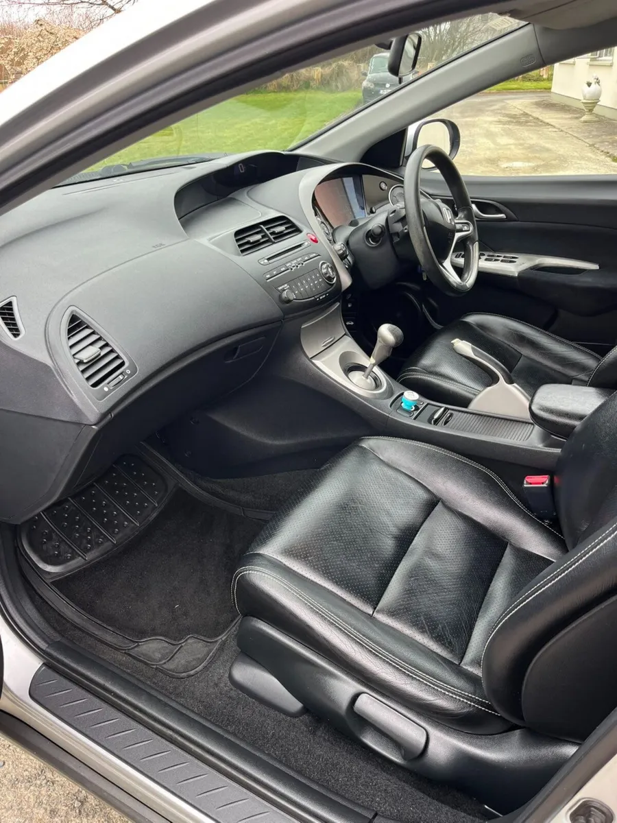 Honda Civic 2010 - Image 2