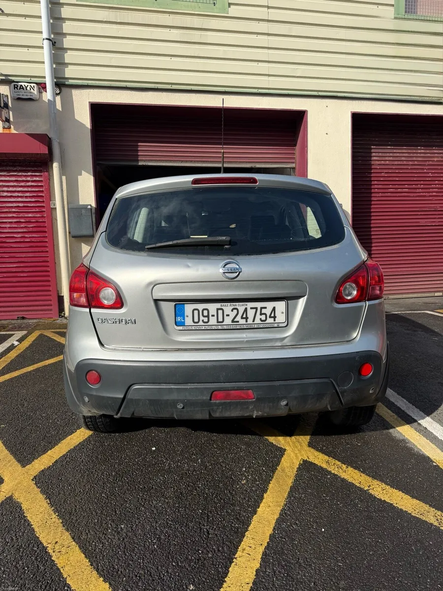 Silver Nissan Qashqai 2009y/2.0petrol/automatic - Image 2