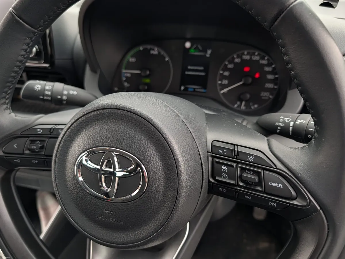 Toyota Yaris hybrid Luna (DEALER WARRANTY) - Image 4