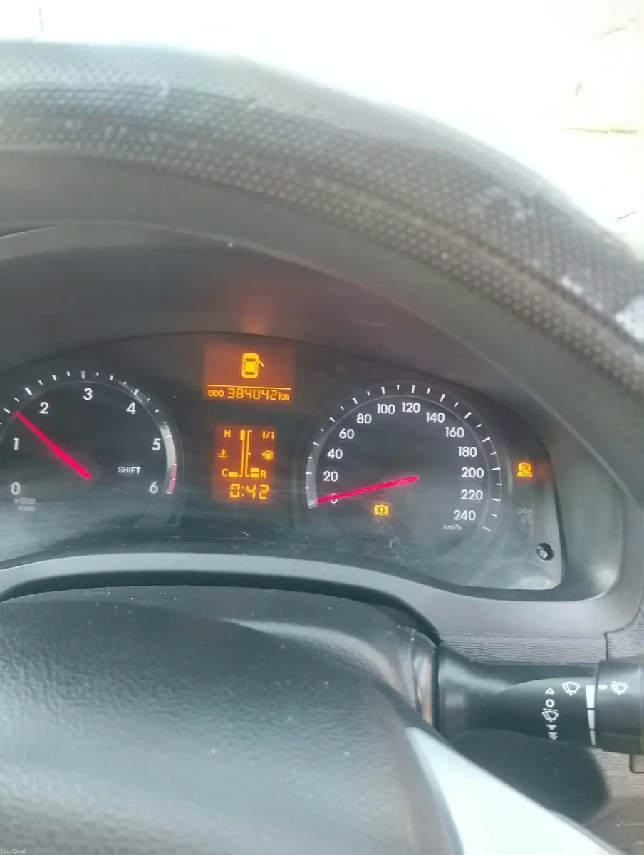 Toyota Avensis 2012 - Image 2