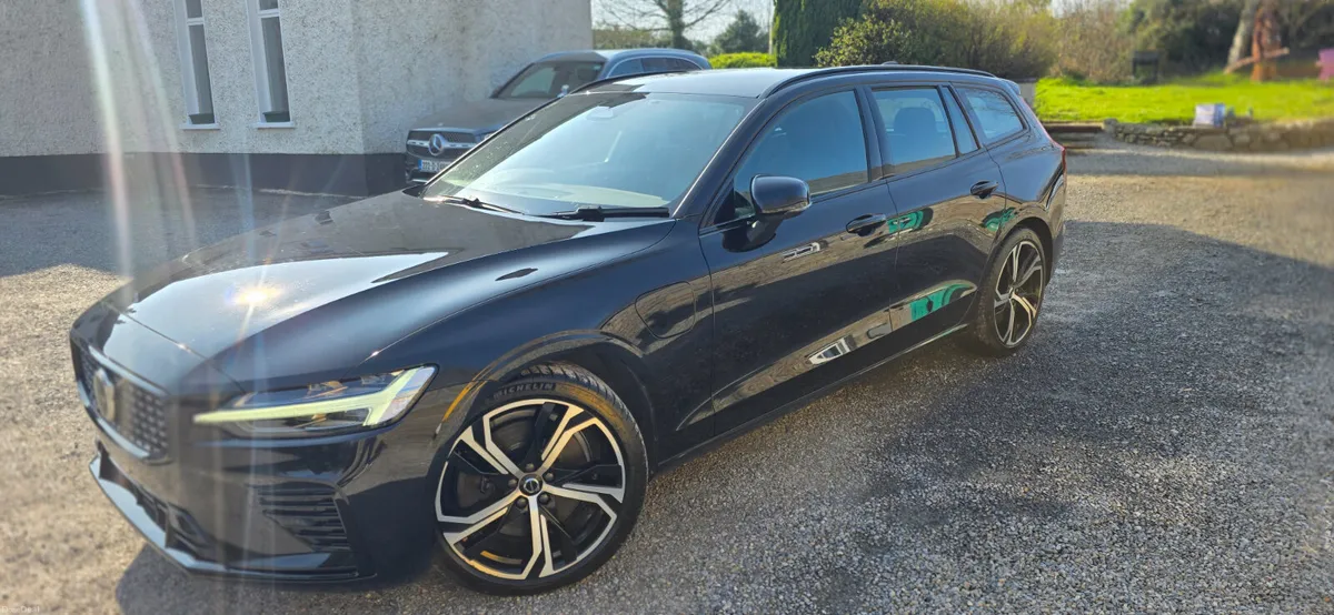 VOLVO V60 R DESIGN DARK EDITION T6 - Image 2
