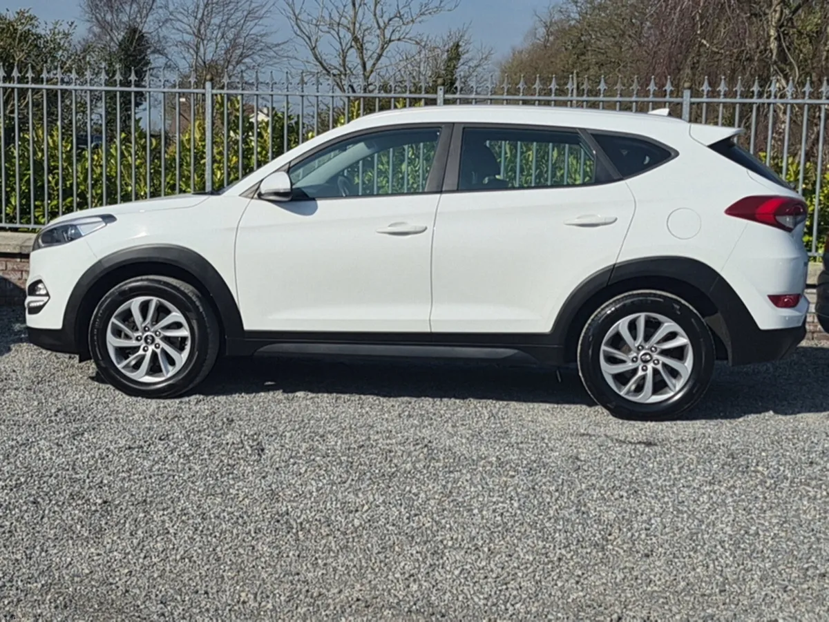 Hyundai Tucson Executive Model 1.7 Diesel with Sat - Image 4